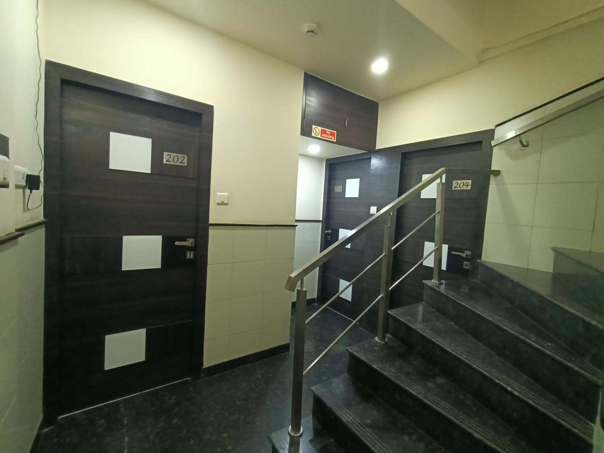 Hotel Triton - Near Us Embassy - Hotel In Sion Bombaim Exterior foto